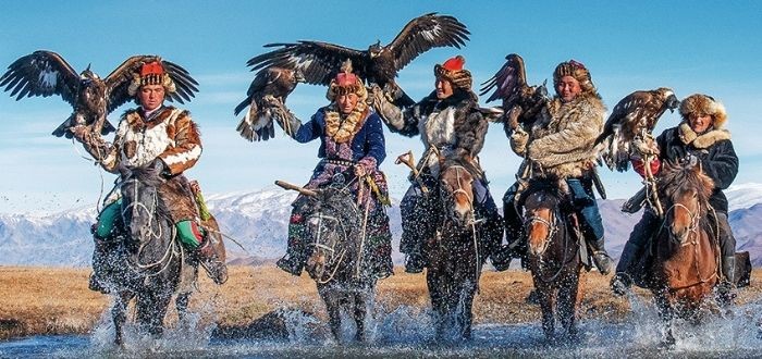 Tribu de los Cazadores de águila dorada Kazakh, en Mongolia
